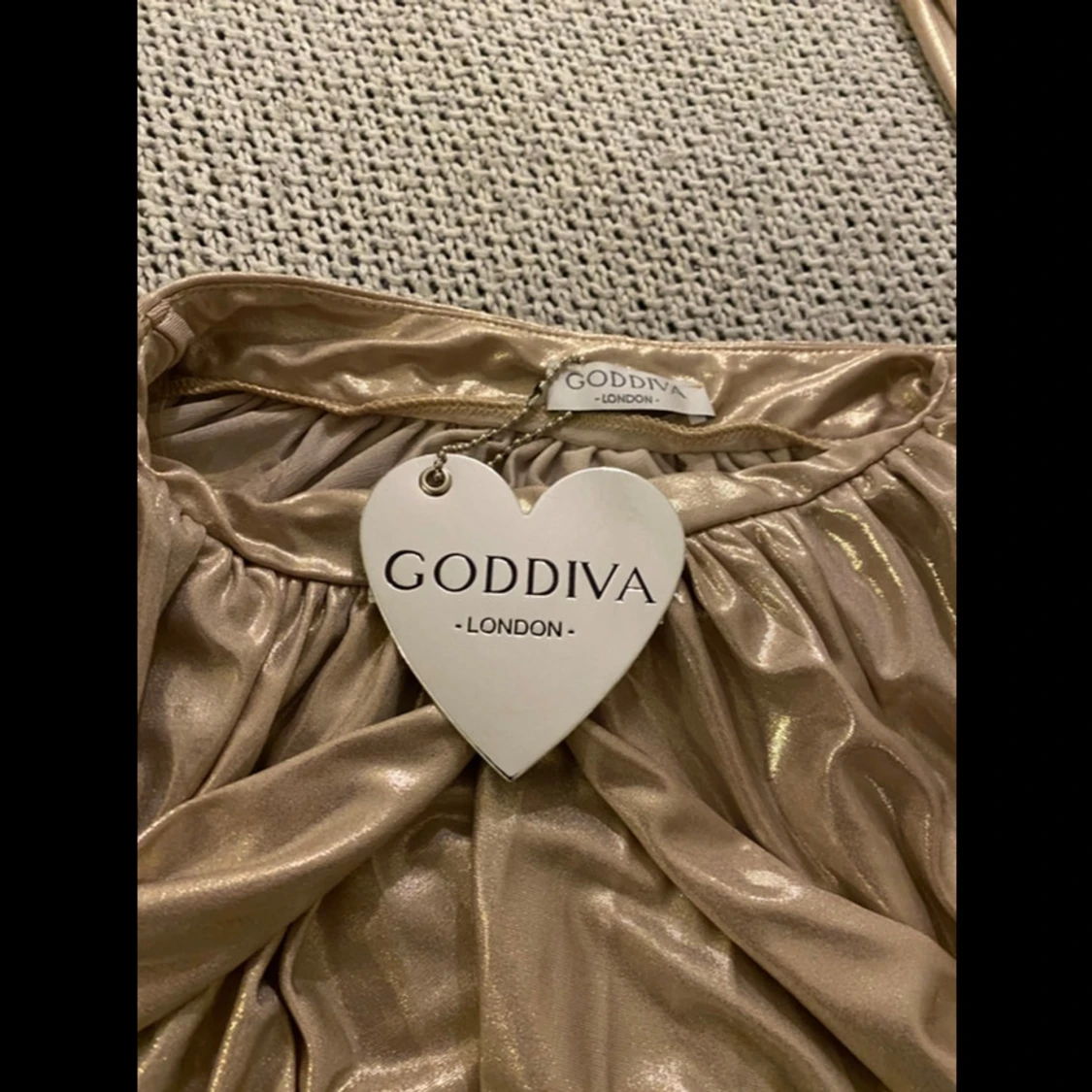 Guld metallic långklänning från Goddiva - 91