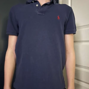 Ralph Lauren pike - En riktigt fet Ralph Lauren pike!! Skick 8/10 modellen är 178cm och 62kg. Skriv vid minsta fundering!! Mvh Lysekilsgarderoben 