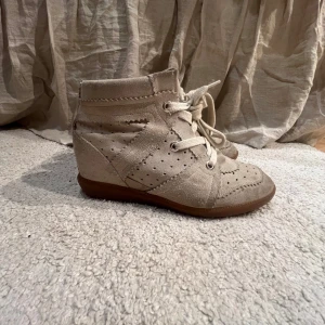 Isabel markant skor  - Intressekoll på min favorit skor från Isabel marant!💘Storlek 41 men passa mig som har 39-40 i andra skor💘Pris går att diskutera men de är skonsamt använda med bara några få defekter som ej är synliga vid användning, kom privat för fler bilder!🥰