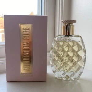 Admiration Pure Woman från Linn Young - Elegant damparfym med en lyxig flaska i quiltad design. Säljer då den inte kommer till användning💕100 ml och endast använd några få ggr💌Dofttyp: blommor, frukt, puder Toppnoter: Ilang-ilang Hjärtnoter: Ambrette, Vanilj Basnoter: Apelsinblomma, Musk, Persika, Sandel