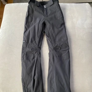 Svarta byxor från Dope - Snygga svarta byxor från Dope med praktiska fickor och knappstängning. Perfekta för en stilren look. Byxorna har en modern design och är tillverkade i ett slitstarkt material.