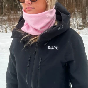 Rosa fleece buff - Säljer en supermjuk och bekväm halsduk som finns i flera färger: ljusblå, grå, turkos, svart och ljusrosa. Perfekt för att hålla dig varm under kyliga dagar. Den är enkel att matcha med olika outfits och ger en stilren look. De är handsydda och perfekta inför skidsäsongen💕