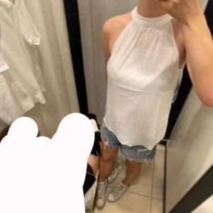 Vit  topp halterneck  - Skriv för bättre bilder! Vit halterneck topp köpt i Polen. Från märket mohito. Man knyter den vid halsen där bak. Använd en gång. Den är i bra skick förutom att den har lite små smink fläckar uppe vid halsen. Storlek 40 men den är liten i storlek så  skulle säga S/M