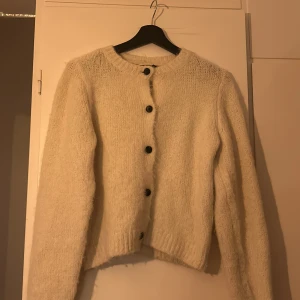Stickad kofta - Säljer denna söta kofta från Vero Moda.💞💞 Den är aldrig använd!! Färgen är ljusbeige/krämvit