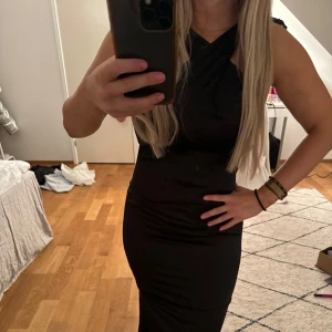 Svart silkes balklänning  - Svart balklänning aldrig använd