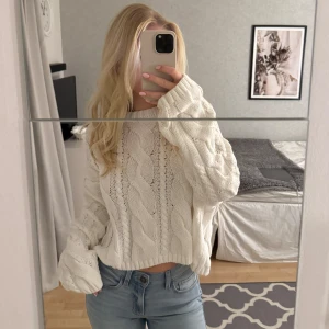 Vit stickad tröja från BikBok - Säljer en snygg vit stickad tröja från BikBok med kabelstickat mönster. Tröjan har en öppen rygg och långa ärmar. Passar till allt!❣️Nypris 399!