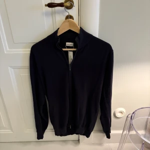 Mörkblå zip-tröja från John Henric - Snygg svart zip-tröja från John Henric🌟 | storlek S | Bra skick lite lite solblekt | Tags finns | Hör av er vi funderingar | A&Wfashion 🙌🏻