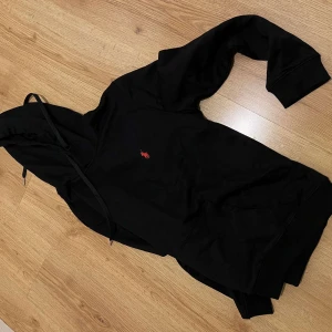 Svart hoodie med broderad logga - Säljer en stilren svart hoodie från Ralph Lauren