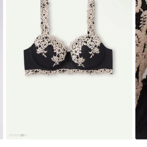 Intimissimi Svart och beige spets-bh - Elegant svart bh med beige spetsdetaljer. Den har justerbara axelband och en vacker broderad design som ger en lyxig känsla. Köpt på intimissimi förra sommaren men knappt använd då jag köpte fel modell, köpte för ungefär 600 men säljer för 300 bvsa. Storlek 75C