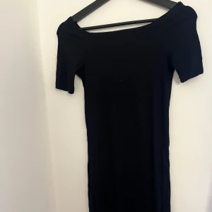 Svart offshoulder klänning från BikBok - Snygg svart offshoulder klänning från BikBok i ribbat material.  Den är i strl S men är ganska stretchig och väldigt bekväm. Har inga defekter ser ut som ny. 