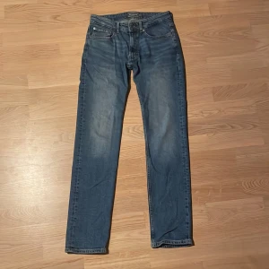 Dressmann jeans  - Säljer ett par klassiska blå jeans från Dressmann. De har regular fit.✨