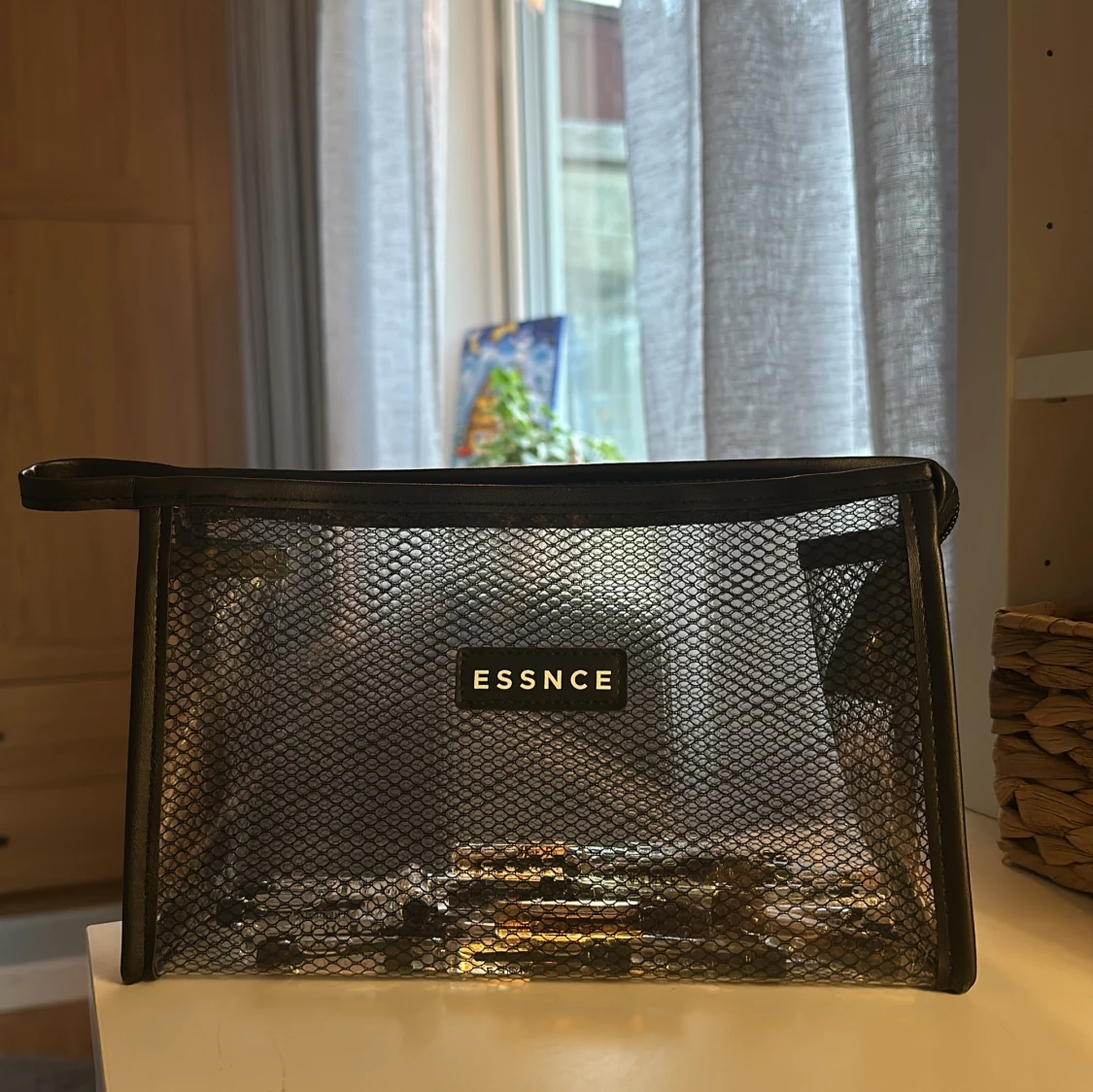 Svart necessär och parfymtesters från Essnce