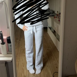 Vita mjukisbyxor med snörning - Säljer ett par bekväma vita mjukisbyxor med snörning i midjan. Byxorna har en loose passform och är perfekta för en avslappnad stil. Köptes för 499kr och är i bra skick och har inga defekter.