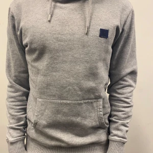 Les Deux Hoodie - En fet och stilren hoodie från Les Deux i riktigt schysst skick, 9/10. Ny pris 850kr. Skriv DM vid frågor.