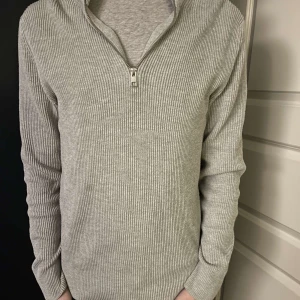 Jack and Jones halfzip - En riktigt fin Jack and Jones half zip. Skick 9/10 modellen är 184cm och 72 kg. Skriv vid minsta fundering! Mvh Lysekilsgarderoben 