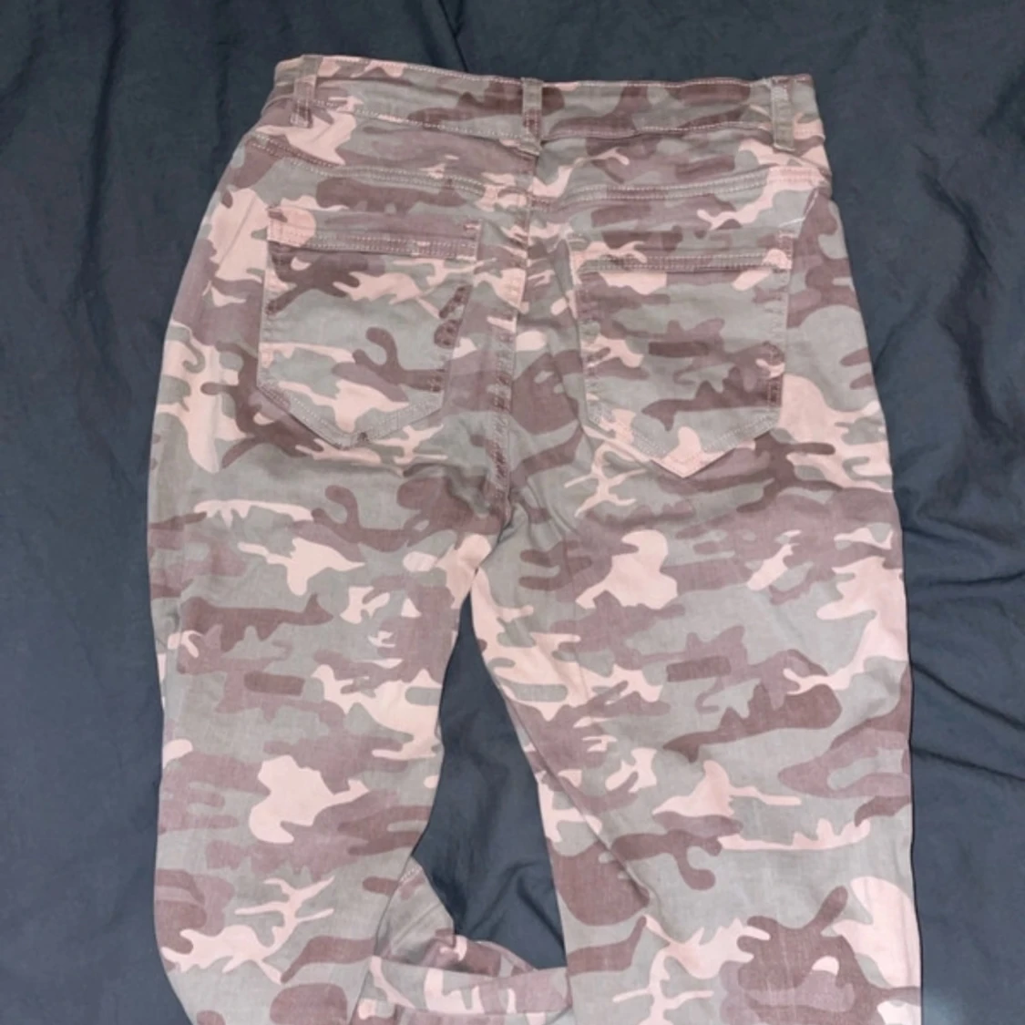 Camouflagefärgade byxor med knappar - 91