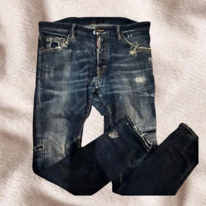 Dsquared2 jeans - Säljer dessa otroligt snygga dsq2 jeans med en liten defekt som syns i sista bilden | annars otroligt snygga | äkta såklart | skick 8/10 | skriv vid frågor eller funderingar