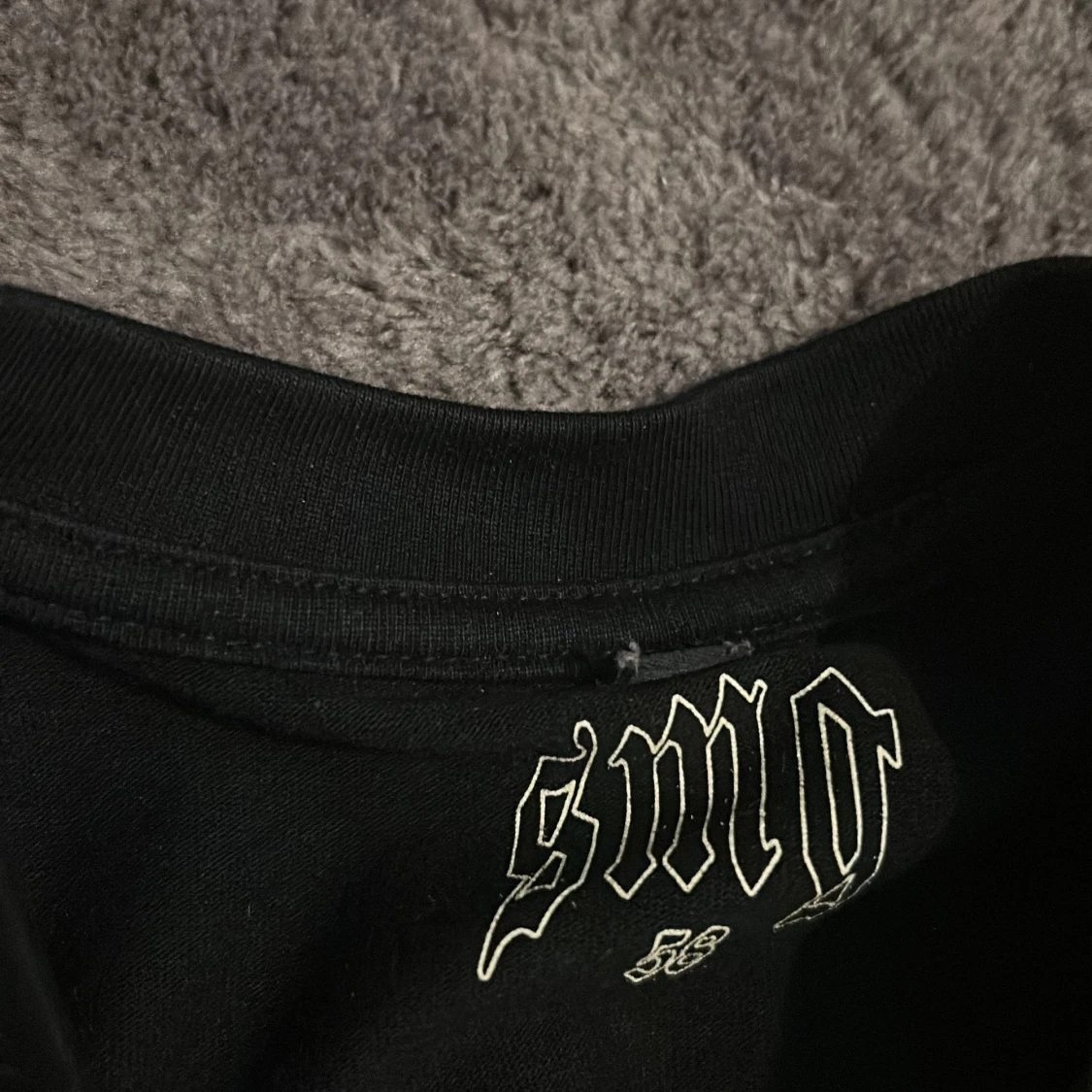 Svart t-shirt med tryck 'smg 58' - 91