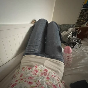 Blå jeans från Bright Star - Snygga blå jeans från Bright Star med en klassisk femficksdesign. Jeansen har en bootcut-stil och är perfekta för en avslappnad look. De har en knapp och dragkedja framtill. Priset kan ändras vid snabb affär❤️