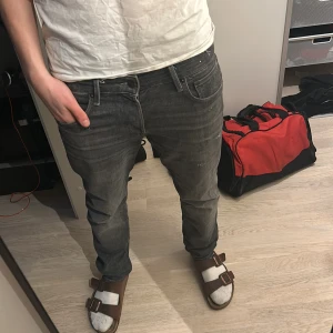 jeans med små slitningar  - säljer nu dessa asfeta jeans med små slitningar från jack and jones för endast 299. kom privat för mer bilder eller andra funderingar. storlek är 33/32