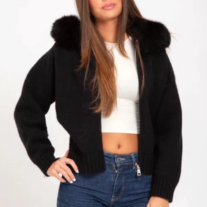 Alessa pälsjacka  - Säljer den här jätte snygga jackan i storlek M😍Helt ny aldrig andvänt!Ordinariepris 2 200