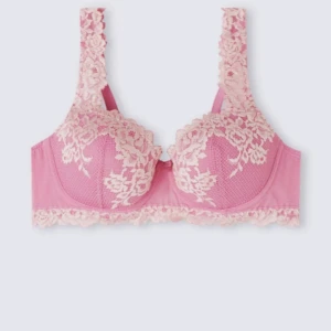 Rosa spets-bh - Elegant rosa bh med vacker spetsdetalj i vitt från intimissimi. 