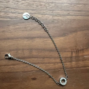 Silverfärgat armband med glittrig detalj - Såå fint silverfärgat armband med en glittrig cirkeldetalj från edblad🤩🤩