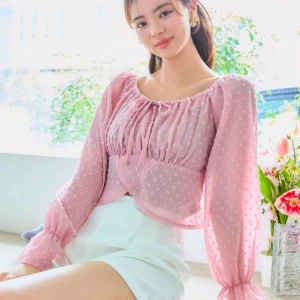 Rosa blus från Dazy - Söt rosa blus från Dazy med prickigt mönster och knytning framtill. Blusen har långa ärmar och en lätt croppad passform, perfekt för vår och sommar. Använd par gånger 