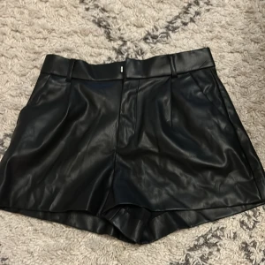 Svarta skinnshorts - Snygga svarta shorts i skinn