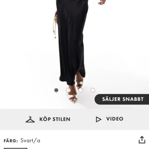 Svart långklänning - Svart långklänning från ASOS Design. Oanvänd, då den inte passade mig. Nypris 519 kr. Endast snabb affär då jag bor utomlands. 