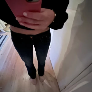 Mörkblå jeans från LTB - Snygga mörkblå jeans från LTB. Använt en del men fortfarande bra skick. Stl 27,30. 💙