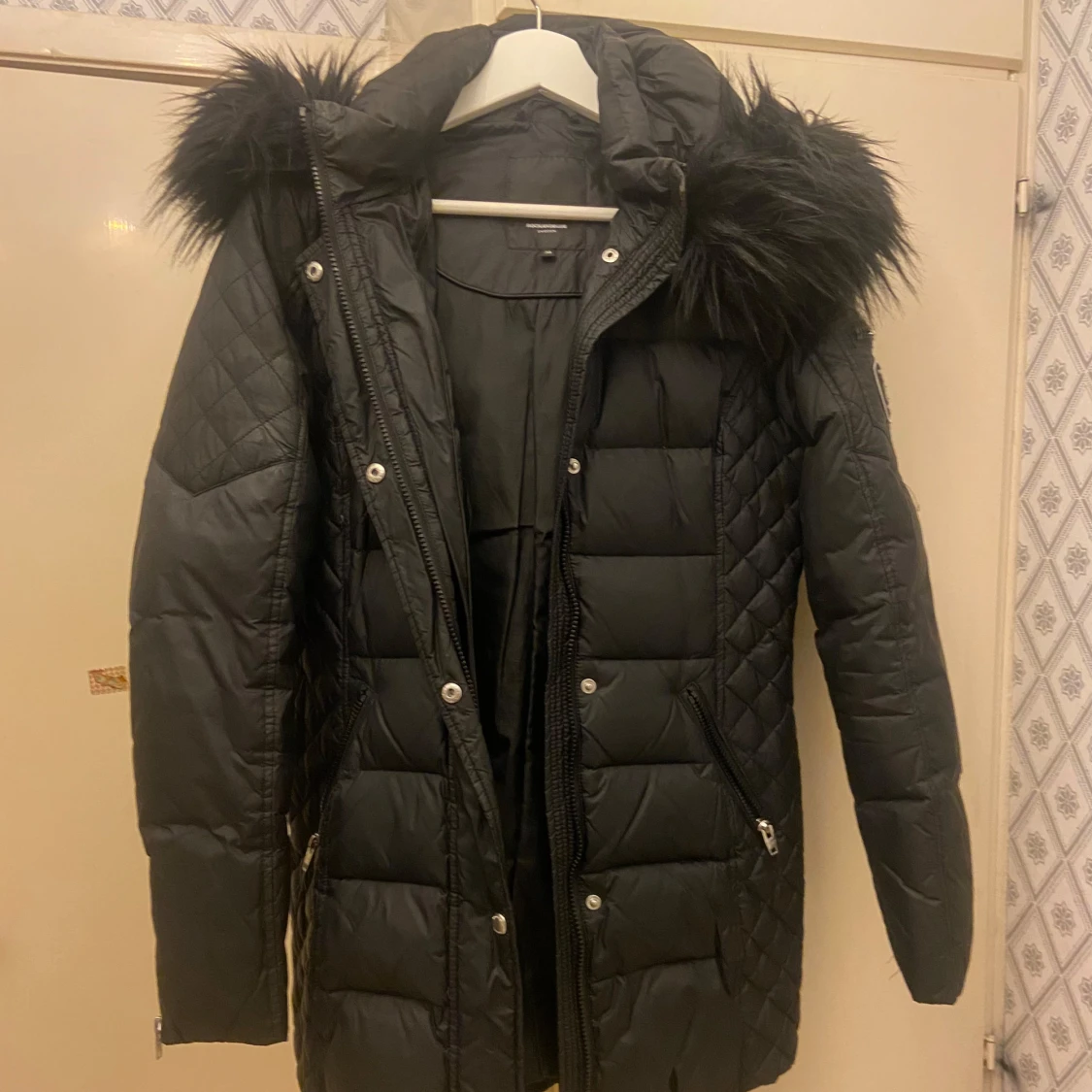 ROCKANDBLUE svart dunjacka med fuskpäls - 90