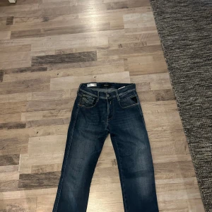 Replay Ambass Jeans 30/32 - Snygga mörkblå jeans från Replay. 