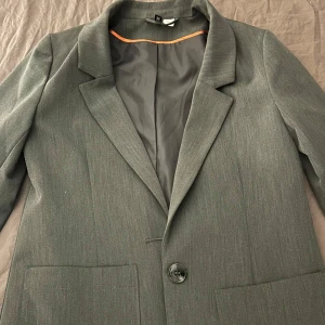 Grå kavaj - Inte alls använt och normal i storleken 