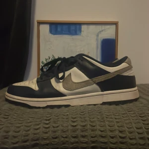 Nike Dunk i blått och vitt - Snygga Nike Dunk sneakers i en klassisk blå och vit färgkombination. Skorna har en ikonisk design med snörning och en robust sula för extra komfort. Perfekta för en avslappnad streetwear stil, men är också väldigt lätt att ta på sig me vilken annan fit som helst. Storlek 43 men passar 44. Kontakta mig för fler bilder eller oro 👍👍