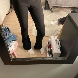 Svarta byxor med snörning - Low waist kostymbyxor med boot cut, dessa har blivit försmå för mig. Sköna, passar perfekt för alla tillfällen🫶🏼