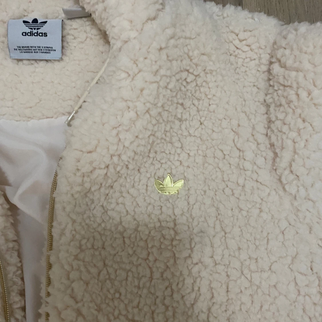 Beige teddyjacka från Adidas