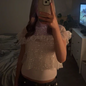 Fest topp med paljetter - Jag säljer denna super snygg blus/ fest topp. Den är från only i storlek xs. Den är använd ett par fåtal gånger och därför i väldigt bra skick. ( linnet under ingår ej )