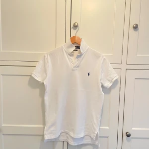 Vit klassisk Ralph Lauren pike  - Jätte fint skick, nyskick! Skriv vid frågor. Fraktar samma dag köpet genomförs. 