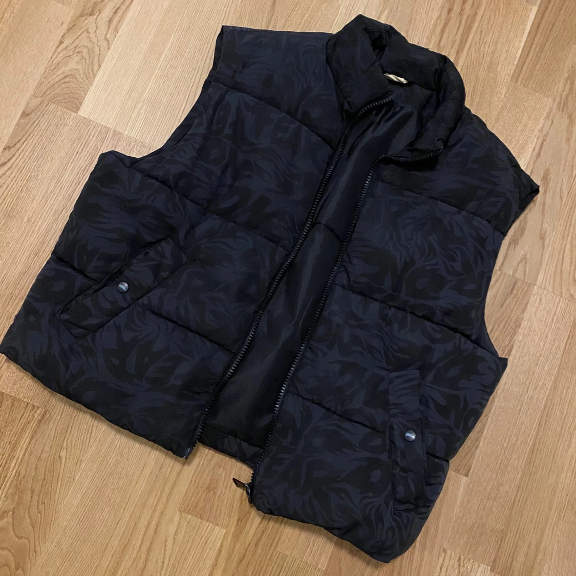 Svart dunväst med mönster No fear x H&M jacket size m  - 93