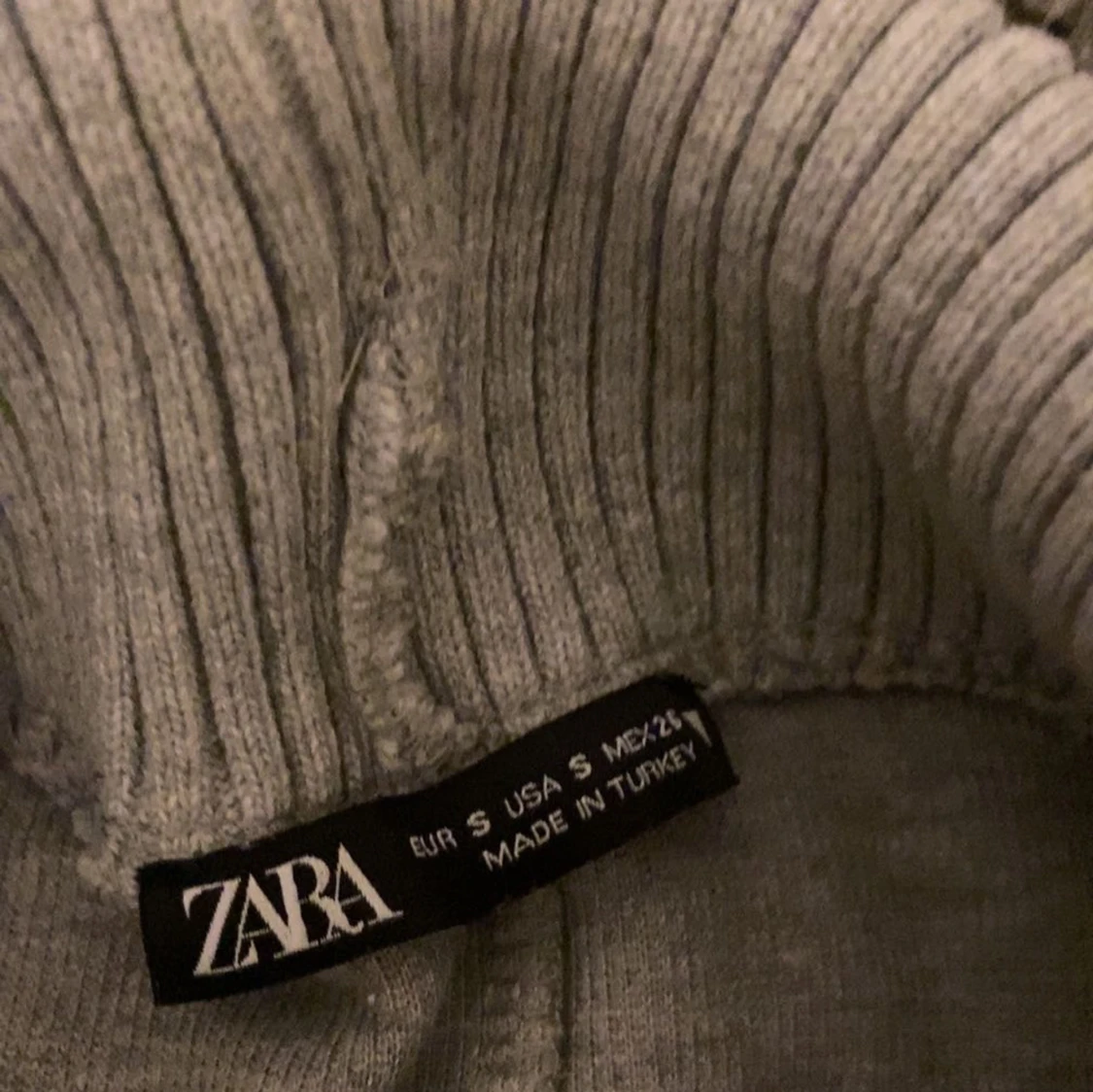 Grå ärmlös polotröja  Zara - 91