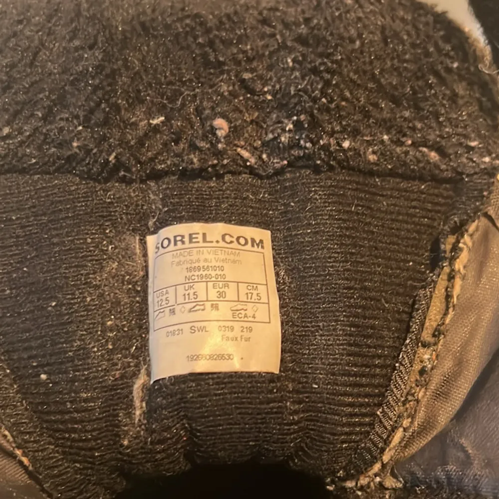 Säljer ett par svarta vinterstövlar från Sorel. De har en robust design med vadderad insida för extra värme. Stövlarna har en bred rem med Sorel-logga och en slitstark sula för bra grepp på hala underlag. Storlek 30. Kengät.