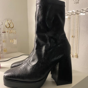 Svarta boots med klack - Snygga svarta boots i skinn med hög klack och spetsig tå. Perfekta för att ge lite extra höjd och stil till din outfit. Helt oanvända!!✨