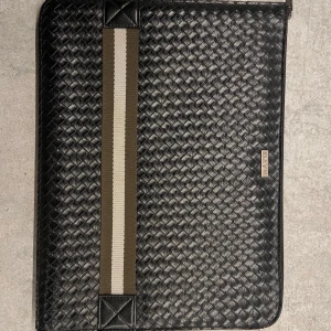 Svart datorfodral från DAY ET - Så fin svart datorfodral med vävd struktur från DAY ET.   Yttermått:  Bredd: 36 cm Höjd: 27 cm  Tecken på användning, se bilder. Hör av dig vid ytterligare frågor. Fraktas med Postnord spårbart 
