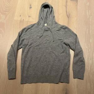 Grå kashmir hoodie - Säljer denna feta kashmir hoodien från Sayless på grund av att den har blivit för liten. Den är i ett mycket bra skick då den används sparsamt och passar dig som är mellan 160-165. Nypris 899, jag säljer för endast 549. Skriv vid minsta fundering eller fråga. 