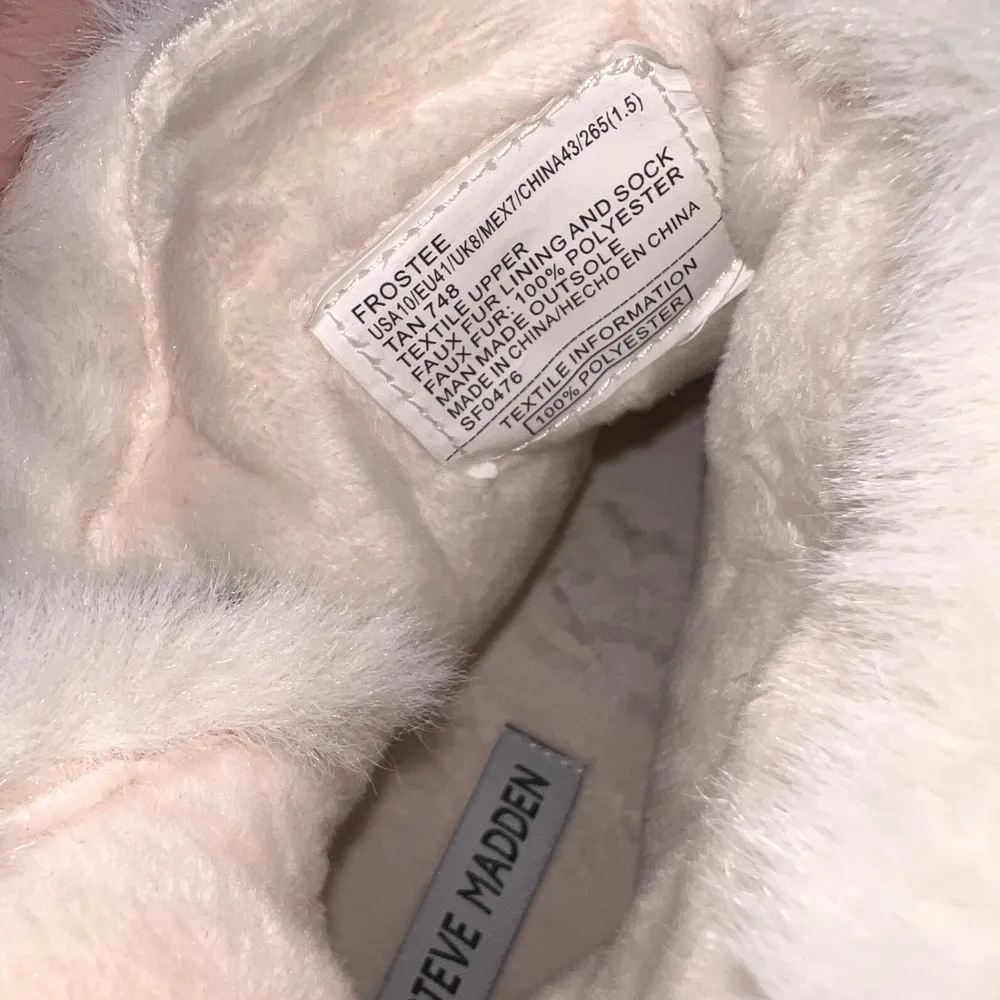 Snygga och varma beige vinterboots med vit pälsdetalj runt kanten. De har en robust sula för bra grepp och en praktisk snörning för justerbar passform. Perfekta för kalla vinterdagar.. Kengät.