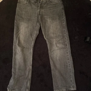 Gråa weekday jeans - Tjena, säljer ett par gråa weekday jeans i modellen ”space” i fint skick och är knappt använda. Storlek 30/30! Hör av er om funderingar!