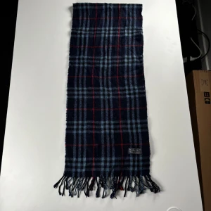 Burberry scarf - Burberry scarf, onesize, skick 8/10, pris 1199kr. Hör av er vid frågor eller funderingar.