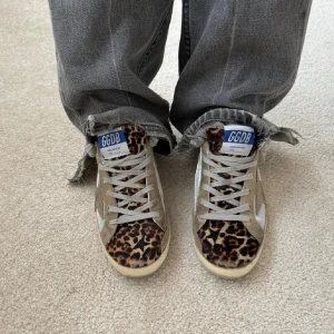Golden Goose skor  - Säljer mina så fina Golden Goose, storlek 38❤️väldigt fint skick, skriv för mer bilder❤️första bilden är lånad, andra är min❤️
