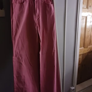 Rosa byxor - Snygga rosa byxor med en rak passform. Perfekta för en färgglad stil. Byxorna har en klassisk design med fickor och knappstängning. Kommer inte ihåg var dem är köpta💗